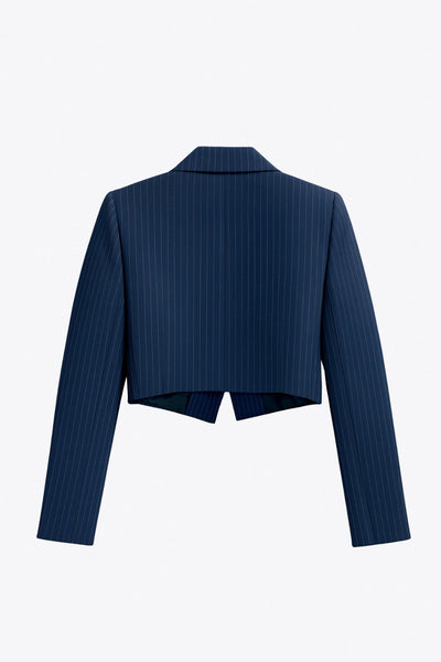 Blazer corto cruzado de fit ajustado, estampado rayas, manga larga, solapa, hombreras y cierre frontal con doble cruce de botones en contraste.