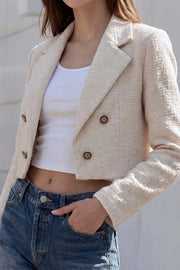 Blazer corto abierto de bouclé, fit recto, con solapa, manga larga y botones decorativos en contraste.