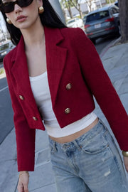 Blazer corto abierto de bouclé, fit recto, con solapa, manga larga y botones decorativos en contraste.