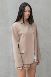 Blazer cruzado de fit oversized, con cuello solapa cruzado y hombreras, manga larga, vivo frontal, bolsillos delanteros con cartera. Cierre frontal con botón en contraste.