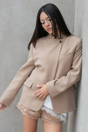 Blazer cruzado de fit oversized, con cuello solapa cruzado y hombreras, manga larga, vivo frontal, bolsillos delanteros con cartera. Cierre frontal con botón en contraste.