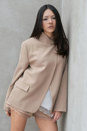 Blazer cruzado de fit oversized, con cuello solapa cruzado y hombreras, manga larga, vivo frontal, bolsillos delanteros con cartera. Cierre frontal con botón en contraste.