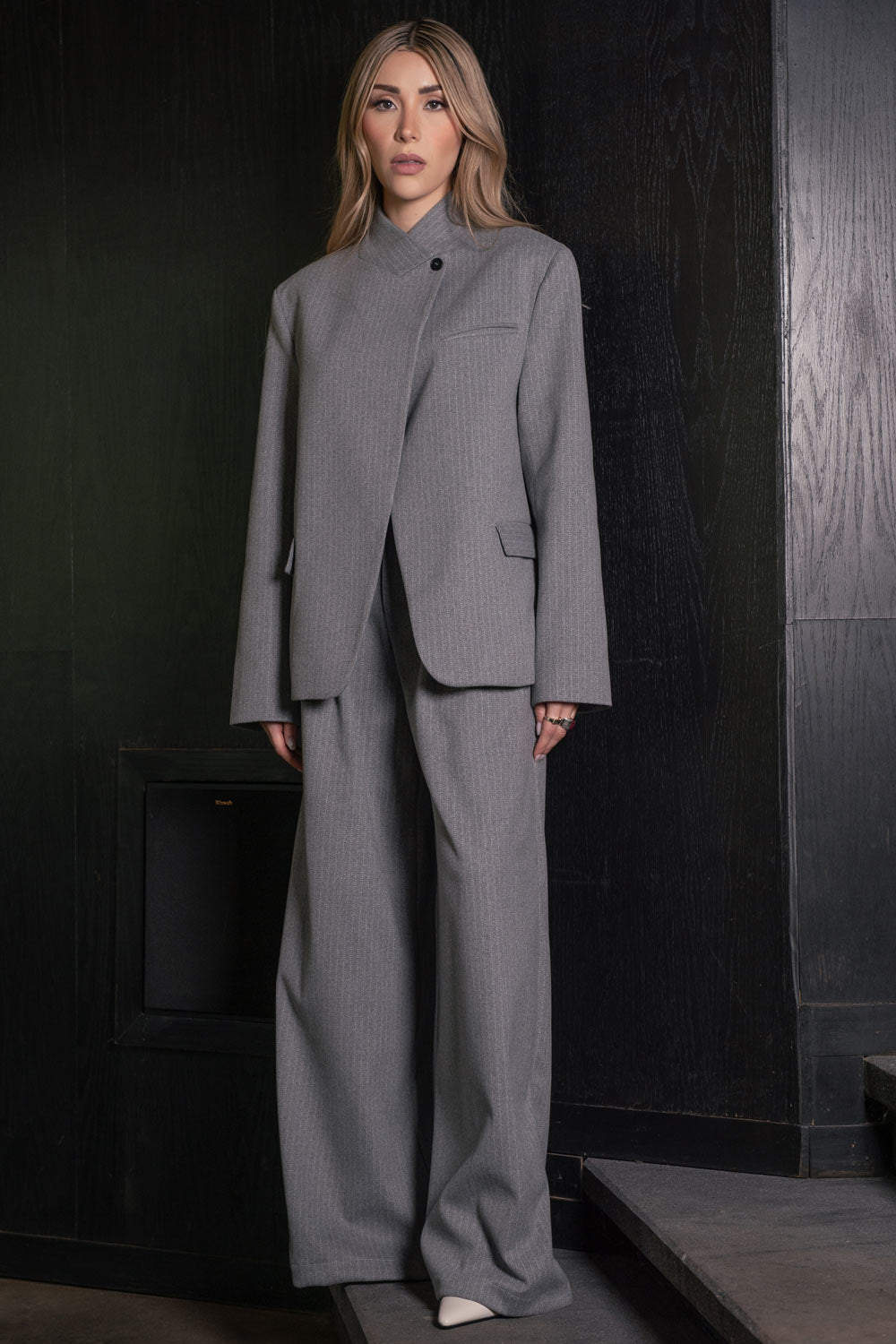 Blazer cruzado de fit oversized, estampado rayas, con cuello solapa cruzado y hombreras, manga larga, vivo frontal, bolsillos delanteros con cartera. Cierre frontal con botón.