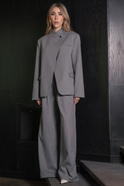 Blazer cruzado de fit oversized, estampado rayas, con cuello solapa cruzado y hombreras, manga larga, vivo frontal, bolsillos delanteros con cartera. Cierre frontal con botón.