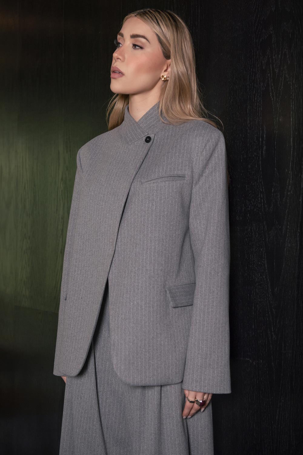 Blazer cruzado de fit oversized, estampado rayas, con cuello solapa cruzado y hombreras, manga larga, vivo frontal, bolsillos delanteros con cartera. Cierre frontal con botón.