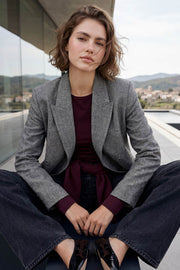 Blazer cruzado de fit oversized, con solapa y hombreras, manga larga, bolsillos delanteros con cartera y cierre frontal con cruce de botones.