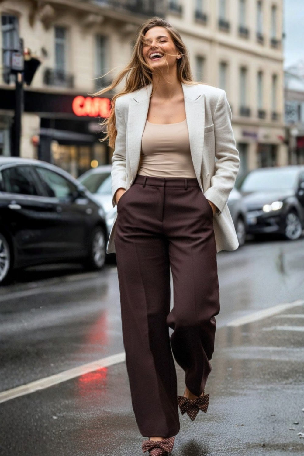 Blazer cruzado de fit oversized, con solapa y hombreras, manga larga, bolsillos delanteros con cartera y cierre frontal con cruce de botones.