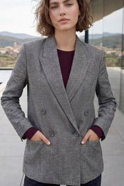 Blazer cruzado de fit oversized, con solapa y hombreras, manga larga, bolsillos delanteros con cartera y cierre frontal con cruce de botones.