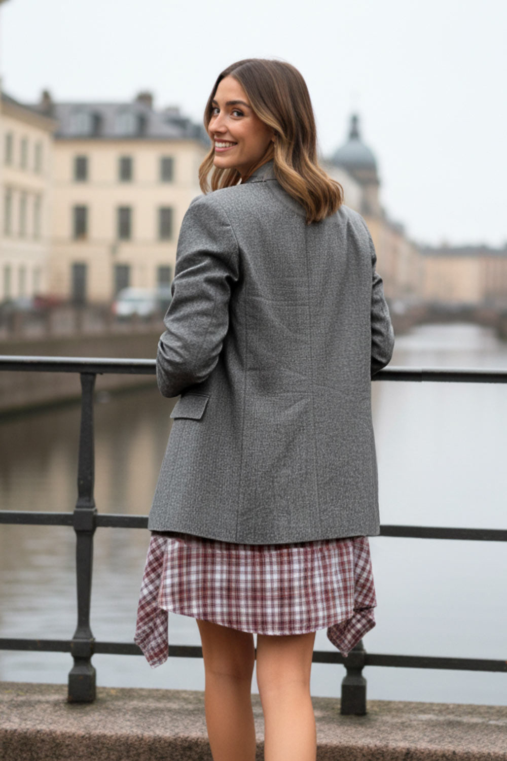 Blazer cruzado de fit oversized, con solapa y hombreras, manga larga, bolsillos delanteros con cartera y cierre frontal con cruce de botones.