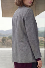 Blazer cruzado de fit oversized, con solapa y hombreras, manga larga, bolsillos delanteros con cartera y cierre frontal con cruce de botones.

