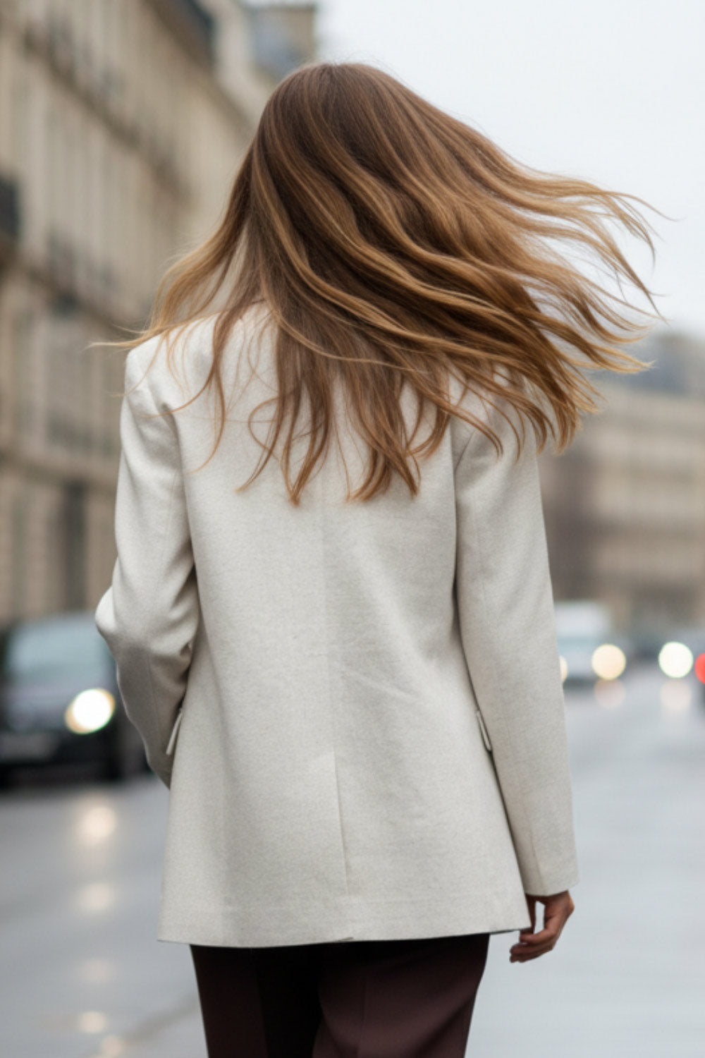 Blazer cruzado de fit oversized, con solapa y hombreras, manga larga, bolsillos delanteros con cartera y cierre frontal con cruce de botones.