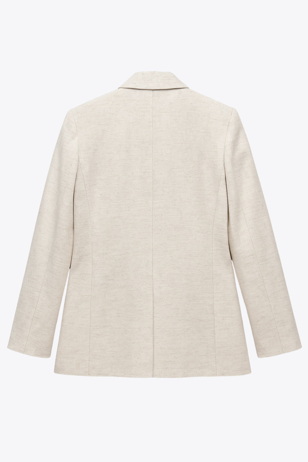 Blazer cruzado de fit oversized, con solapa y hombreras, manga larga, bolsillos delanteros con cartera y cierre frontal con cruce de botones.