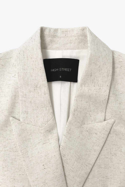 Blazer cruzado de fit oversized, con solapa y hombreras, manga larga, bolsillos delanteros con cartera y cierre frontal con cruce de botones.