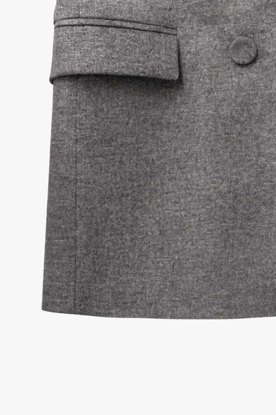 Blazer cruzado de fit oversized, con solapa y hombreras, manga larga, bolsillos delanteros con cartera y cierre frontal con cruce de botones.