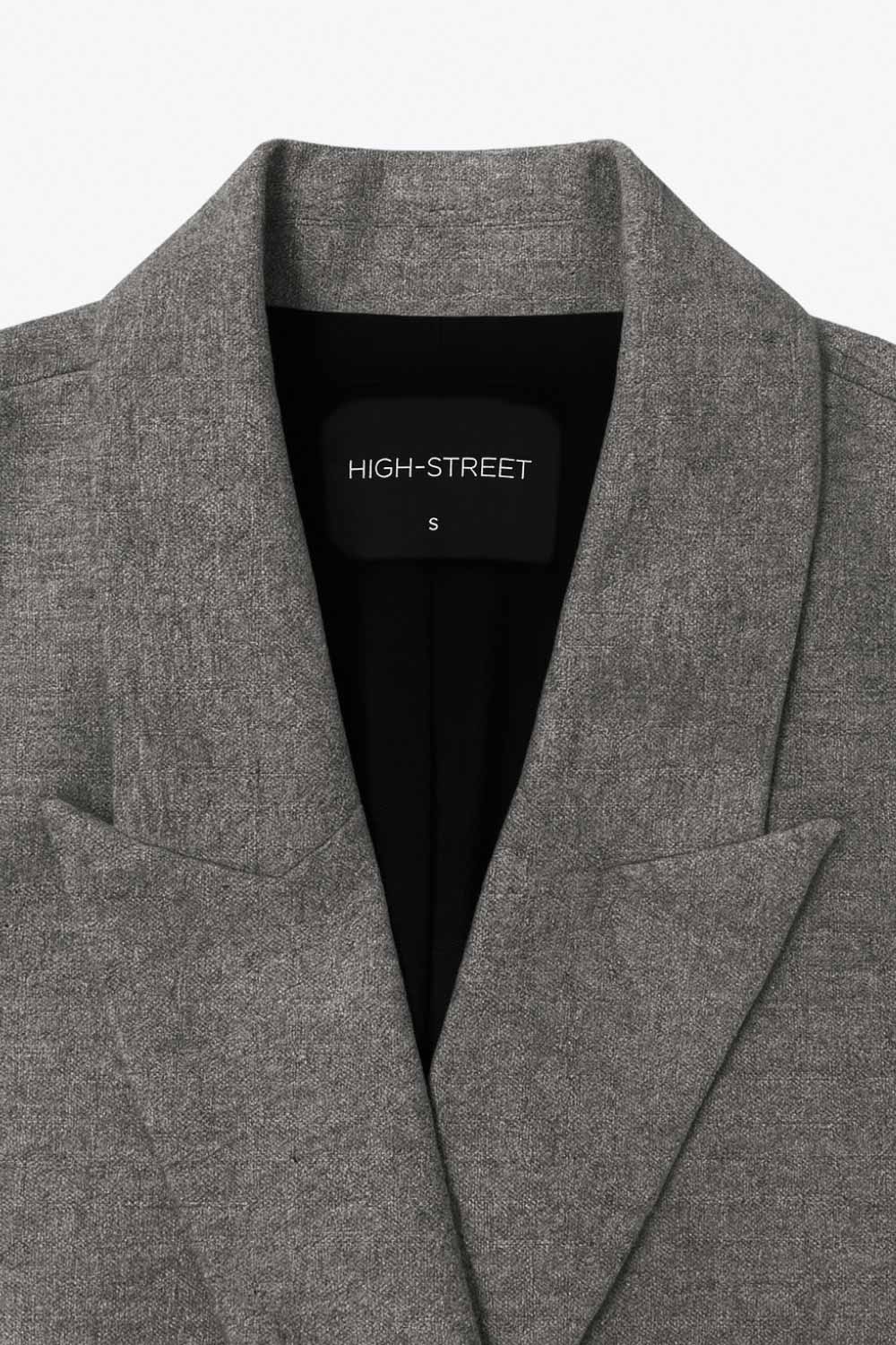 Blazer cruzado de fit oversized, con solapa y hombreras, manga larga, bolsillos delanteros con cartera y cierre frontal con cruce de botones.