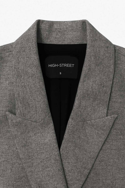 Blazer cruzado de fit oversized, con solapa y hombreras, manga larga, bolsillos delanteros con cartera y cierre frontal con cruce de botones.