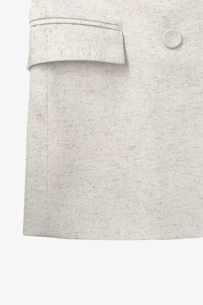 Blazer cruzado de fit oversized, con solapa y hombreras, manga larga, bolsillos delanteros con cartera y cierre frontal con cruce de botones.