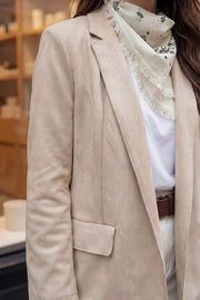 Blazer abierto de gamuza, fit recto, con solapa, manga larga y bolsillos delanteros con cartera.