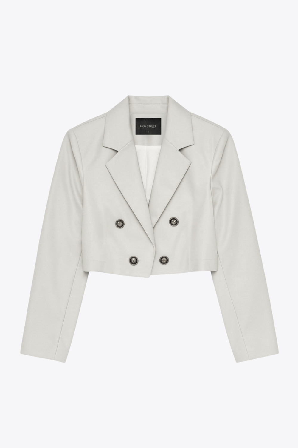 Blazer corto abierto de efecto piel, fit recto, con hombreras y solapa, manga larga y botones decorativos frontales en contraste.