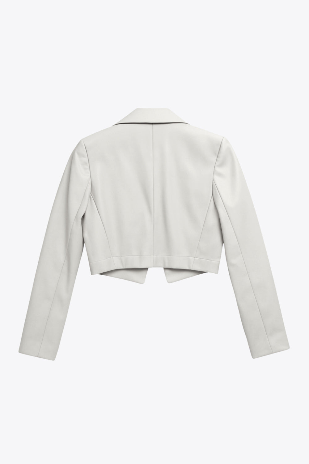 Blazer corto abierto de efecto piel, fit recto, con hombreras y solapa, manga larga y botones decorativos frontales en contraste.