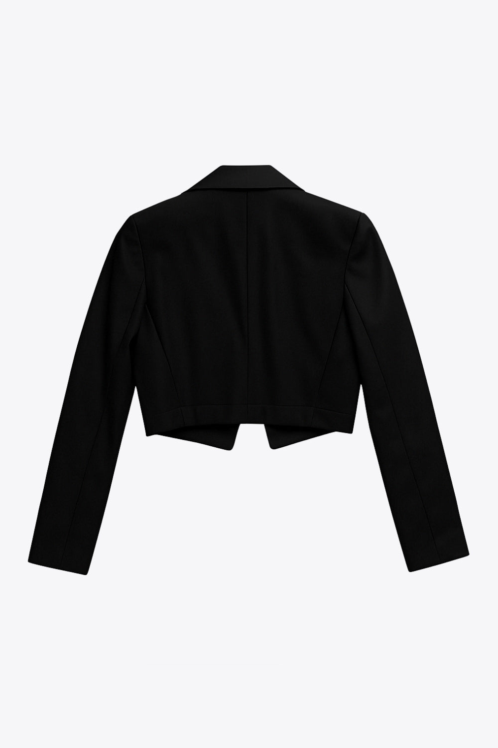 Blazer corto abierto de efecto piel, fit recto, con hombreras y solapa, manga larga y botones decorativos frontales en contraste.