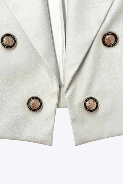 Blazer corto abierto de efecto piel, fit recto, con hombreras y solapa, manga larga y botones decorativos frontales en contraste.