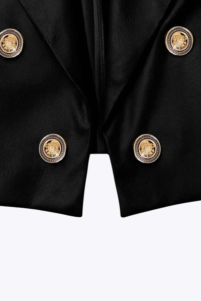 Blazer corto abierto de efecto piel, fit recto, con hombreras y solapa, manga larga y botones decorativos frontales en contraste.