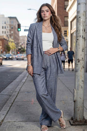 Blazer cruzado de fit oversized, con solapa y hombreras, manga larga, bolsillos delanteros con cartera. Cierre frontal con doble cruce de botones.