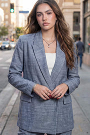 Blazer cruzado de fit oversized, con solapa y hombreras, manga larga, bolsillos delanteros con cartera. Cierre frontal con doble cruce de botones.