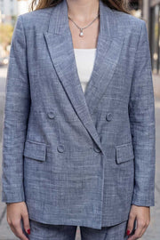 Blazer cruzado de fit oversized, con solapa y hombreras, manga larga, bolsillos delanteros con cartera. Cierre frontal con doble cruce de botones.