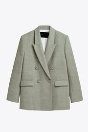 Blazer cruzado de fit oversized, con solapa y hombreras, manga larga, bolsillos delanteros con cartera. Cierre frontal con doble cruce de botones.
