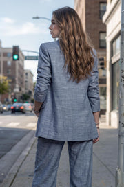Blazer cruzado de fit oversized, con solapa y hombreras, manga larga, bolsillos delanteros con cartera. Cierre frontal con doble cruce de botones.