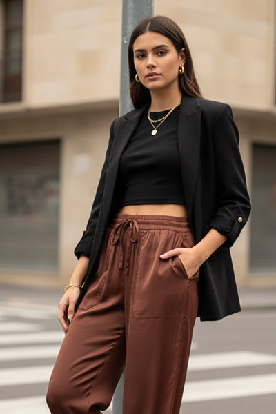 Blazer abierto de fit ligeramente oversized, manga 3/4 rolled up con trabilla decorativa y botón en contraste. Detalle de bolsillos delanteros con cartera.