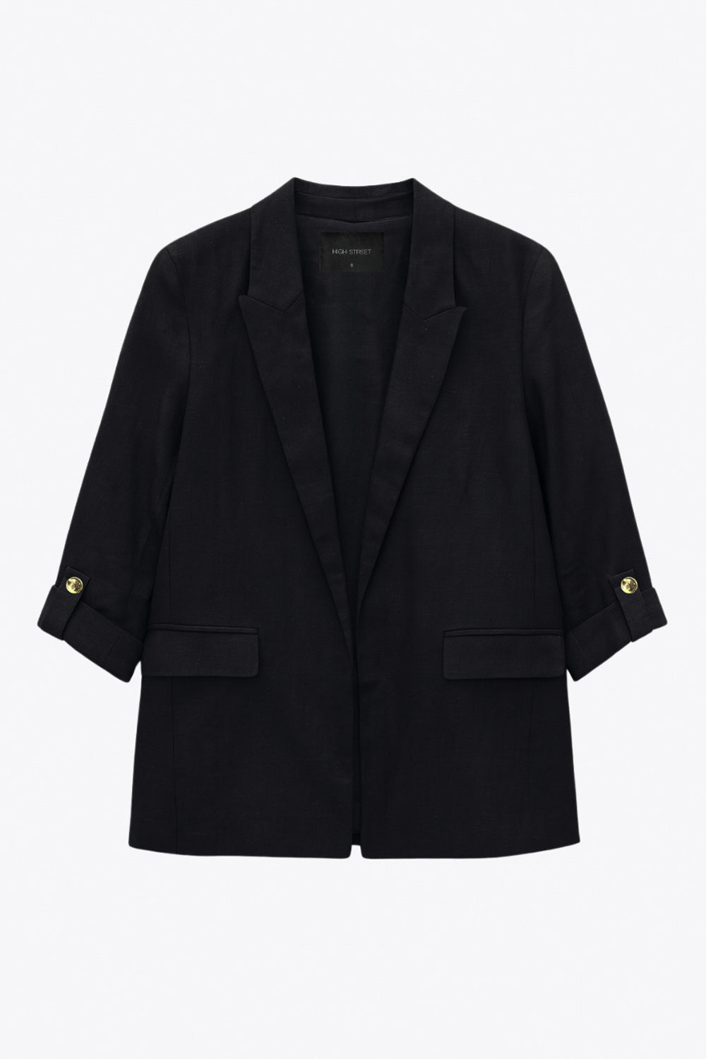 Blazer abierto de fit ligeramente oversized, manga 3/4 rolled up con trabilla decorativa y botón en contraste. Detalle de bolsillos delanteros con cartera.