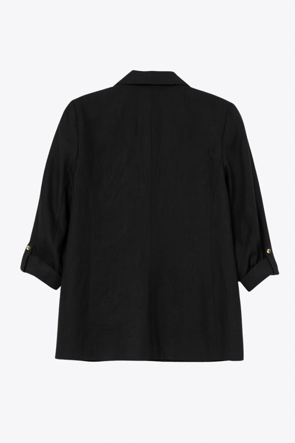 Blazer abierto de fit ligeramente oversized, manga 3/4 rolled up con trabilla decorativa y botón en contraste. Detalle de bolsillos delanteros con cartera.