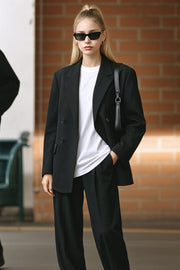 Blazer cruzado de fit oversized, con solapa y hombreras, manga larga y bolsillos delanteros con cartera. Cierre frontal con cruce de botones en contraste.