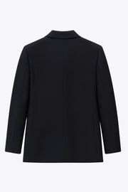 Blazer cruzado de fit oversized, con solapa y hombreras, manga larga y bolsillos delanteros con cartera. Cierre frontal con cruce de botones en contraste.