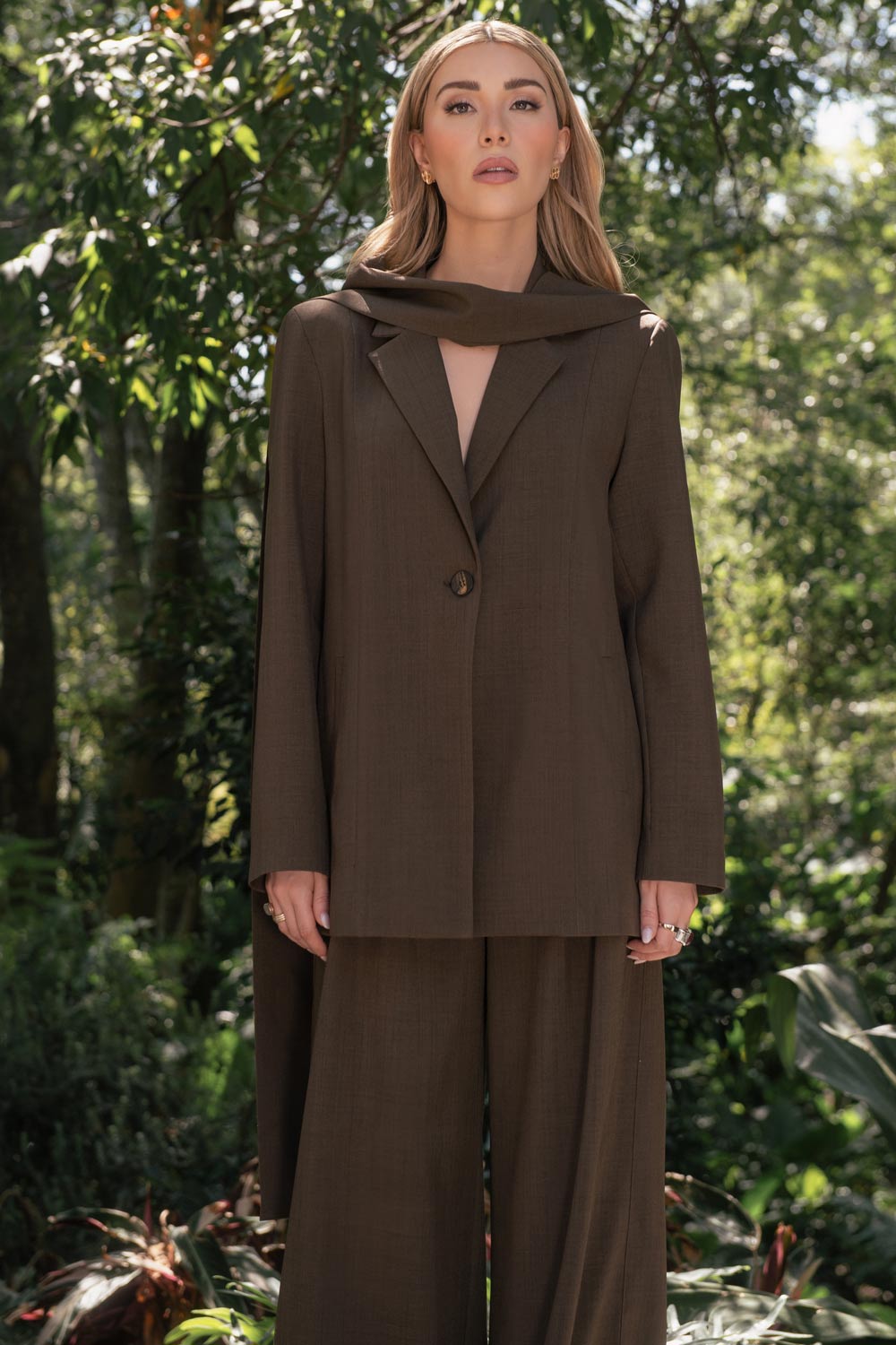 Blazer de fit oversized, con solapa y hombreras, manga larga, bolsillos delanteros con vivos y cierre frontal con botón. Detalle decorativo en cuello.