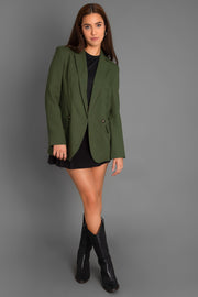 Blazer de fit recto, con hombreras y solapa, manga larga con puño abotonado y bolsillos delanteros con cartera. Cierre frontal con doble cruce de botón en contraste.