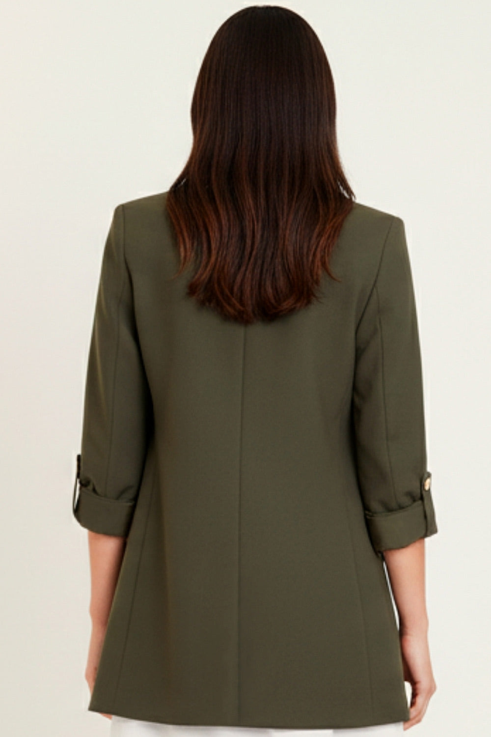 Blazer abierto de fit ligeramente oversized, manga 3/4 rolled up con trabilla decorativa y botón en contraste. Detalle de bolsillos delanteros con cartera.