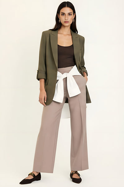 Blazer abierto de fit ligeramente oversized, manga 3/4 rolled up con trabilla decorativa y botón en contraste. Detalle de bolsillos delanteros con cartera.