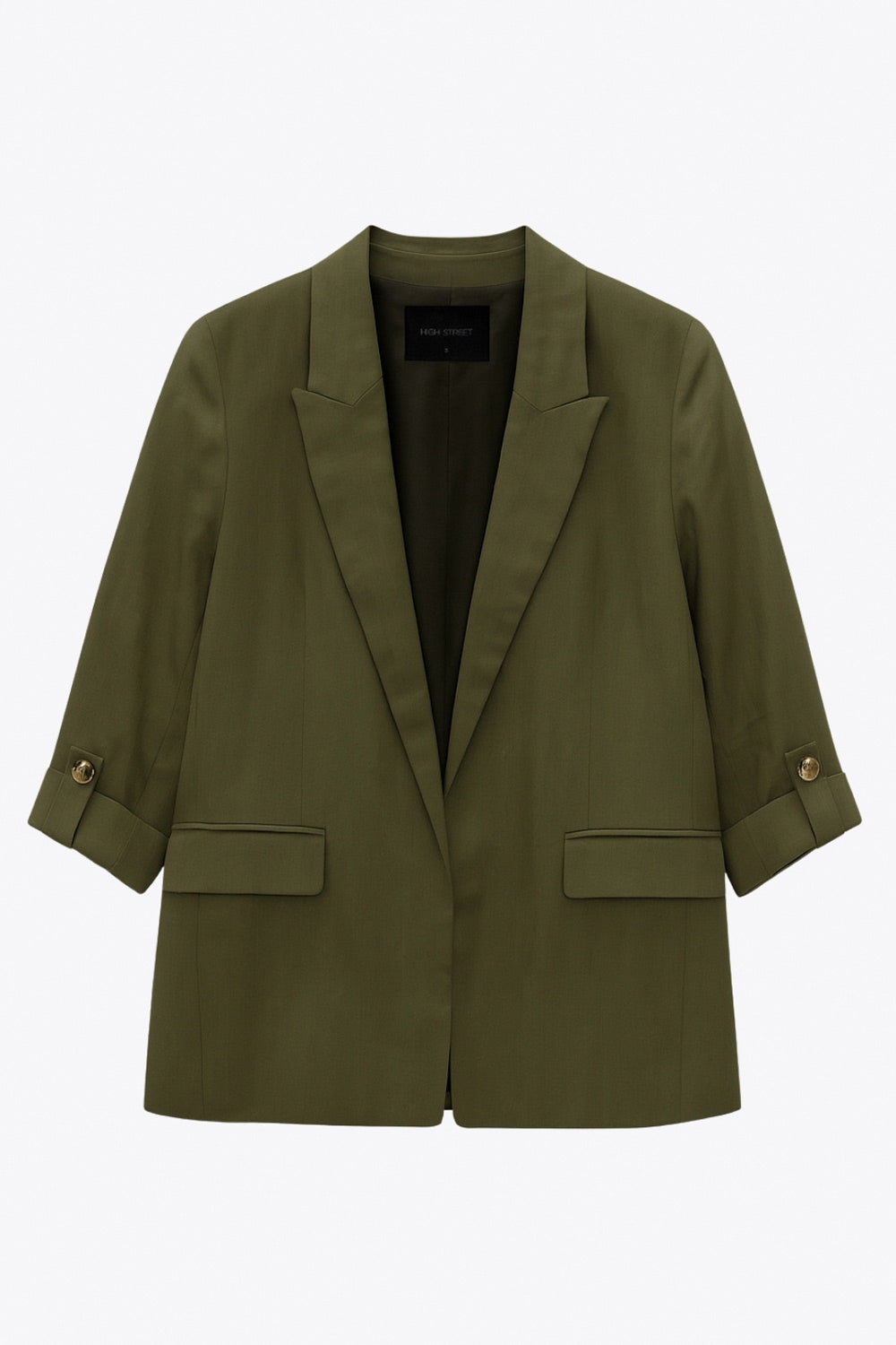 Blazer abierto de fit ligeramente oversized, manga 3/4 rolled up con trabilla decorativa y botón en contraste. Detalle de bolsillos delanteros con cartera.