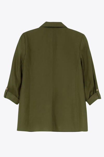 Blazer abierto de fit ligeramente oversized, manga 3/4 rolled up con trabilla decorativa y botón en contraste. Detalle de bolsillos delanteros con cartera.