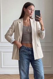 Blazer de fit oversized, con solapa y hombreras, manga 3/4 con doblez en borde, bolsillos delanteros con cartera. Cierre frontal con botón.