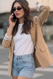 Blazer de fit oversized, con solapa y hombreras, manga 3/4 con doblez en borde, bolsillos delanteros con cartera. Cierre frontal con botón.