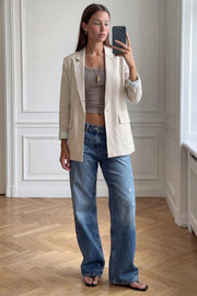 Blazer de fit oversized, con solapa y hombreras, manga 3/4 con doblez en borde, bolsillos delanteros con cartera. Cierre frontal con botón.