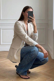 Blazer de fit oversized, con solapa y hombreras, manga 3/4 con doblez en borde, bolsillos delanteros con cartera. Cierre frontal con botón.