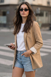 Blazer de fit oversized, con solapa y hombreras, manga 3/4 con doblez en borde, bolsillos delanteros con cartera. Cierre frontal con botón.