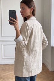 Blazer de fit oversized, con solapa y hombreras, manga 3/4 con doblez en borde, bolsillos delanteros con cartera. Cierre frontal con botón.