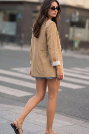 Blazer de fit oversized, con solapa y hombreras, manga 3/4 con doblez en borde, bolsillos delanteros con cartera. Cierre frontal con botón.